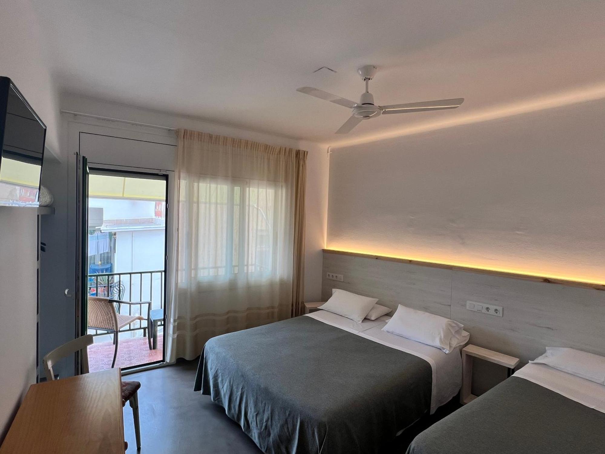 Hostal Rom Familiar Roses Kültér fotó